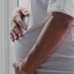 Maioria das gestantes brasileiras recebe orientações superficiais sobre amamentação, aumentando riscos à saúde de mães e bebês