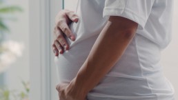 Maioria das gestantes brasileiras recebe orientações superficiais sobre amamentação, aumentando riscos à saúde de mães e bebês