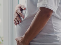 Maioria das gestantes brasileiras recebe orientações superficiais sobre amamentação, aumentando riscos à saúde de mães e bebês