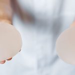 Implantes mamários na reconstrução: tipos, escolha e segurança