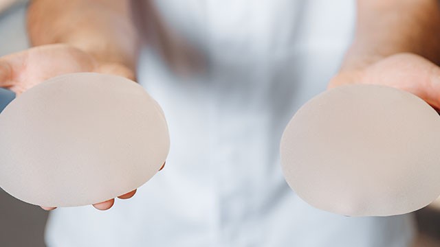 Implantes mamários na reconstrução: tipos, escolha e segurança