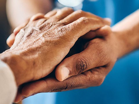Especialização em reconstrução mamária visa ampliar acesso à cirurgia para pacientes do SUS