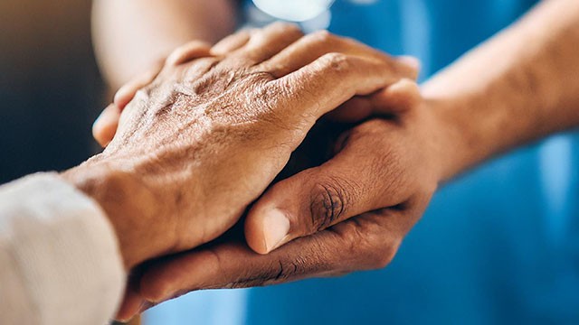 Especialização em reconstrução mamária visa ampliar acesso à cirurgia para pacientes do SUS